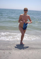 Мужик сделал подругам кунилингус на общественном пляже 2 фото Мужик сделал подругам кунилингус на общественном пляже 2 фото