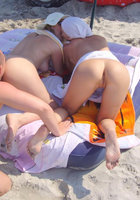 Мужик сделал подругам кунилингус на общественном пляже 20 фото Мужик сделал подругам кунилингус на общественном пляже 20 фото