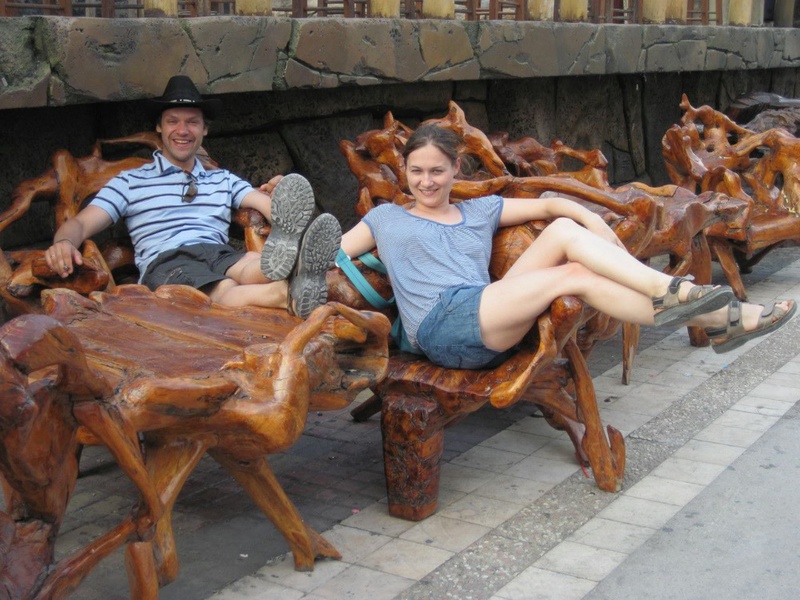 Молодые давалки показывают сиськи перед мачо на отдыхе 2 фотография