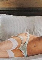 Кудрявая актриса позирует в одних трусиках 3 фото Кудрявая актриса позирует в одних трусиках 3 фото