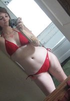 Девки фотографируются перед зеркалом, прикрывая сиськи 7 фото