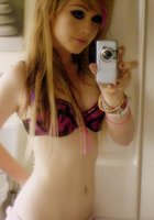 Девки фотографируются перед зеркалом, прикрывая сиськи 12 фото