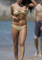 Женщина в белом купальнике отдыхает на пляже 8 фото