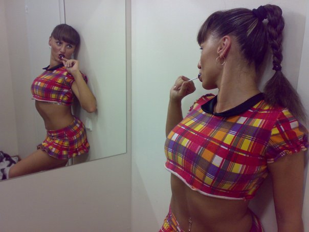 Начальница отправилась в Париж на экскурсию 4 фотография