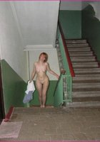 Рыжая бестия разделась в подъезде 9 фото