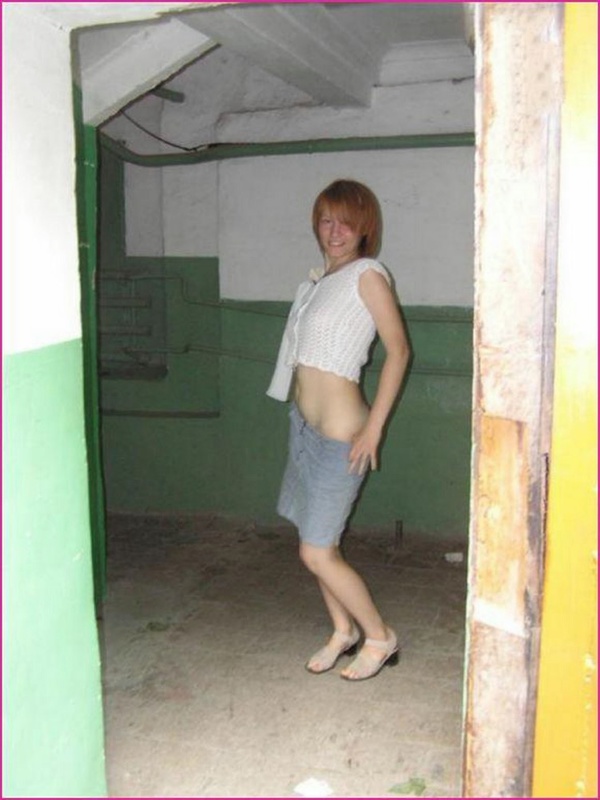Рыжая бестия разделась в подъезде 2 фотография