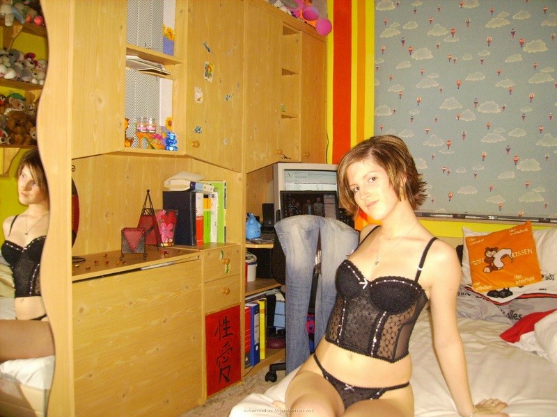 Молодуха с прикольной прической красуется перед камерой розовым влагалищем 11 фотография