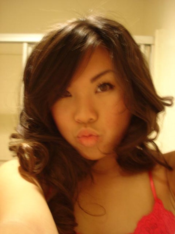Азиатка хвастается своим телом 24 фотография