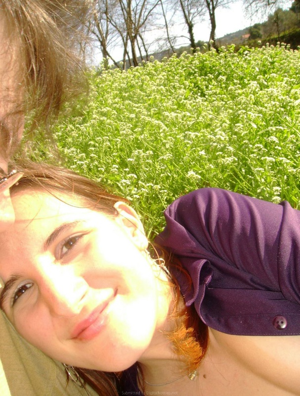 Хулиганка позирует на природе и в ванной 3 фотография