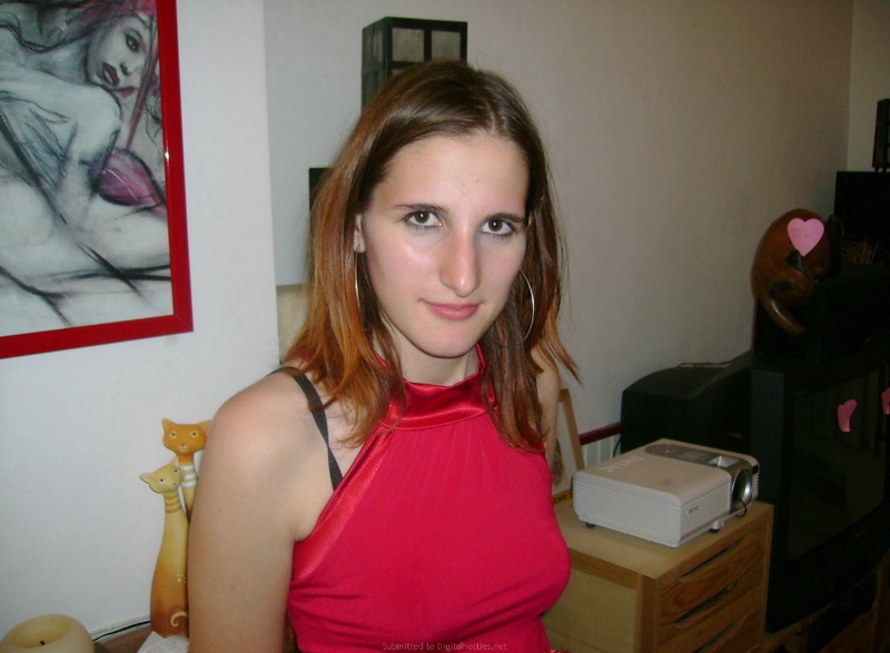 Хулиганка позирует на природе и в ванной 1 фотография