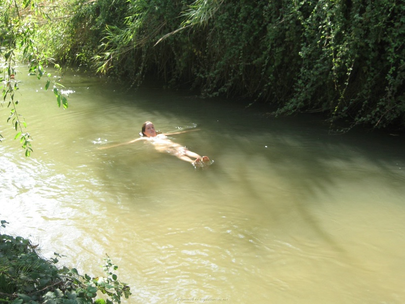 Крестьянка купается в местном озере 14 фотография