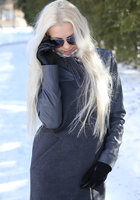 Длинноногая блондинка с косичкой шалит в чулках на софе 1 фото