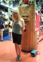 Молодая блонда посетила магазин и разделась дома 8 фото