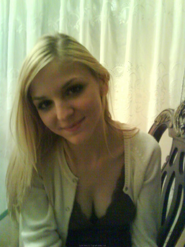 Молодая блонда посетила магазин и разделась дома 17 фотография