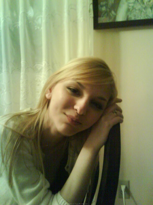 Молодая блонда посетила магазин и разделась дома 19 фотография