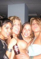 Пьяные давалки показывают сиськи в ночных клубах 1 фото