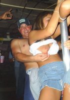 Пьяные давалки показывают сиськи в ночных клубах 2 фото