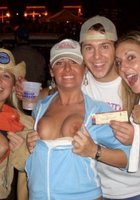 Пьяные давалки показывают сиськи в ночных клубах 11 фото