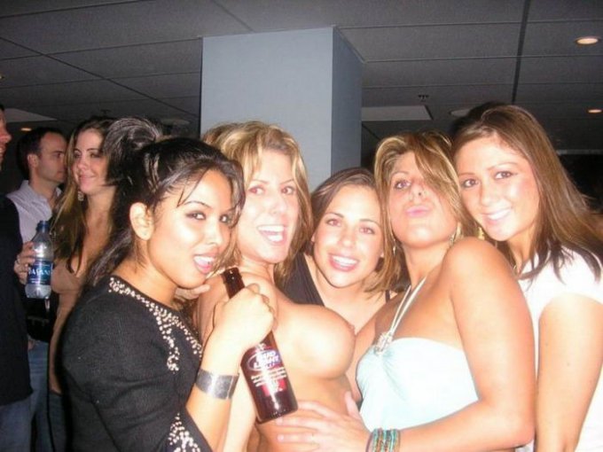 Пьяные давалки показывают сиськи в ночных клубах 1 фотография