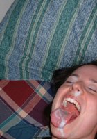 Девушка получила сперму на лицо, лежа на кровати 10 фото Девушка получила сперму на лицо, лежа на кровати 10 фото