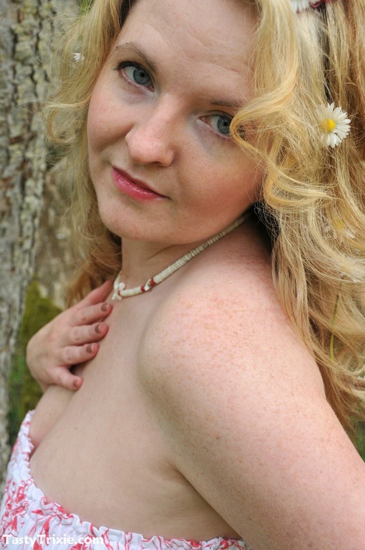 Пышная блондинка снимает платье на природе 7 фотография
