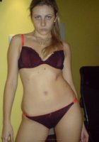 Молодая блондинка вертит перед камерой большой попой 9 фото