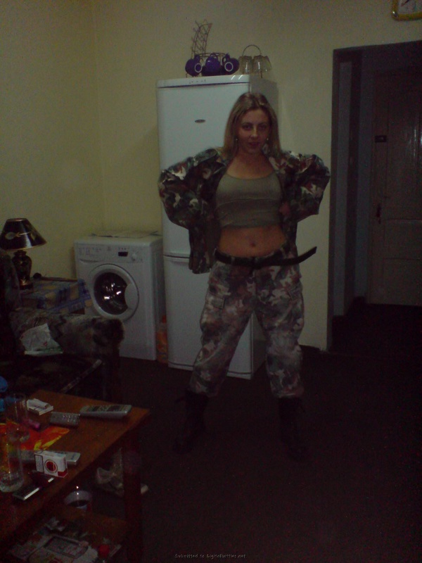 Молодая блондинка вертит перед камерой большой попой 6 фотография