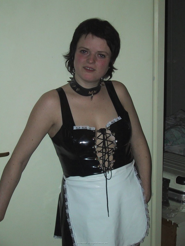 Похотливая женщина в ролевом костюме ублажает двоих мужчин 17 фотография