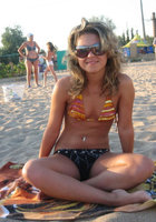 Стройная блондиночка решила показать свою грудь 1 фото