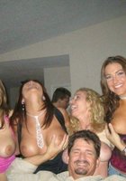 Тусовщицы снимают белье в публичных местах 3 фото Тусовщицы снимают белье в публичных местах 3 фото