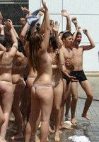 Тусовщицы снимают белье в публичных местах 5 фото Тусовщицы снимают белье в публичных местах 5 фото