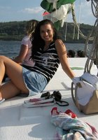 Девушки в красивых купальниках отдыхают на пляже 18 фото