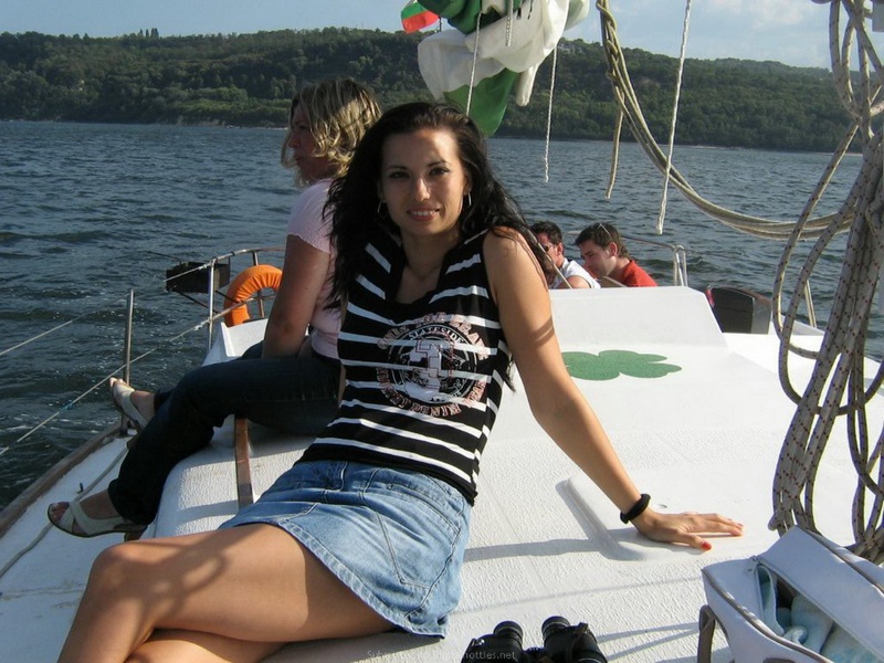 Девушки в красивых купальниках отдыхают на пляже 21 фотография