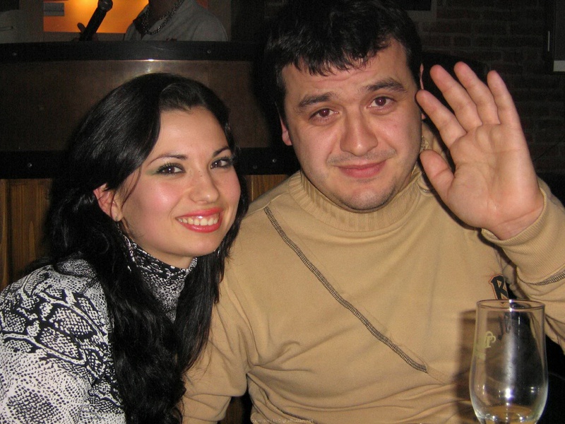 Девушки в красивых купальниках отдыхают на пляже 26 фотография