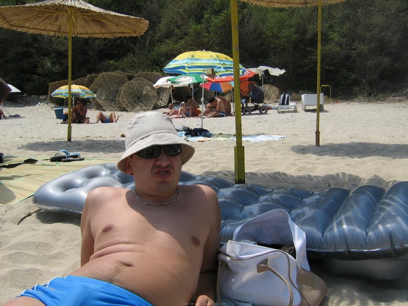 Девушки в красивых купальниках отдыхают на пляже 31 фотография