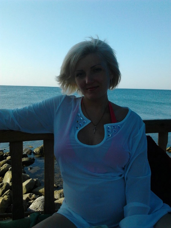 Развращенная блондинка хвастается короткими нарядами 8 фотография