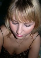 Развратная девица сосет член и позирует в квартире 5 фото