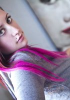 Неформалка с розовыми волосами раздевается у жалюзи 8 фото Неформалка с розовыми волосами раздевается у жалюзи 8 фото