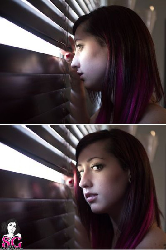 Неформалка с розовыми волосами раздевается у жалюзи 6 фотография