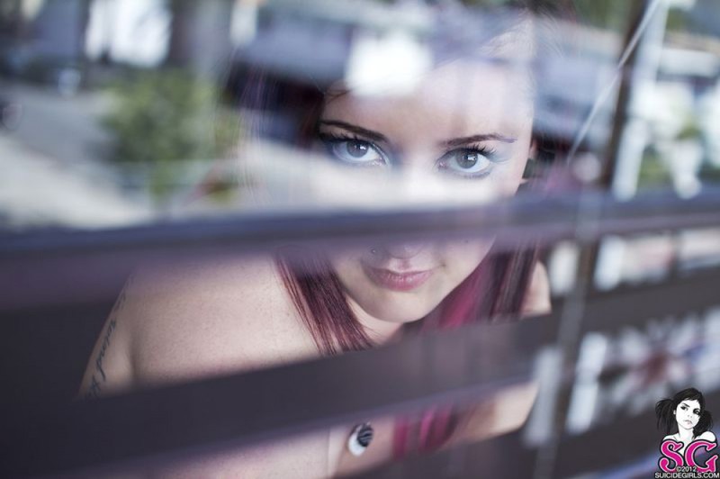 Неформалка с розовыми волосами раздевается у жалюзи 25 фотография