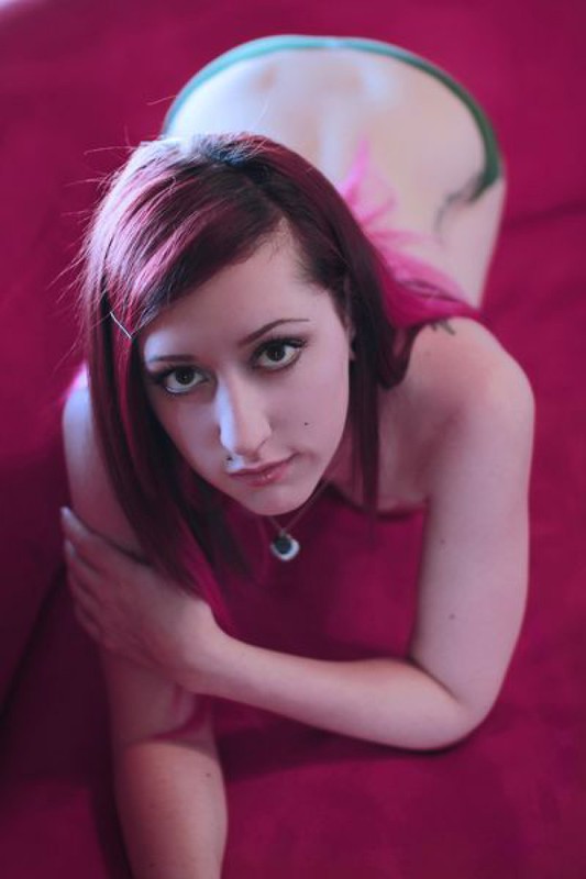 Неформалка с розовыми волосами раздевается у жалюзи 16 фотография