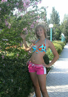 Очаровательная блондинка в красном пеньюаре широко улыбается 4 фото