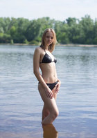 Очаровательная блондинка в красном пеньюаре широко улыбается 8 фото