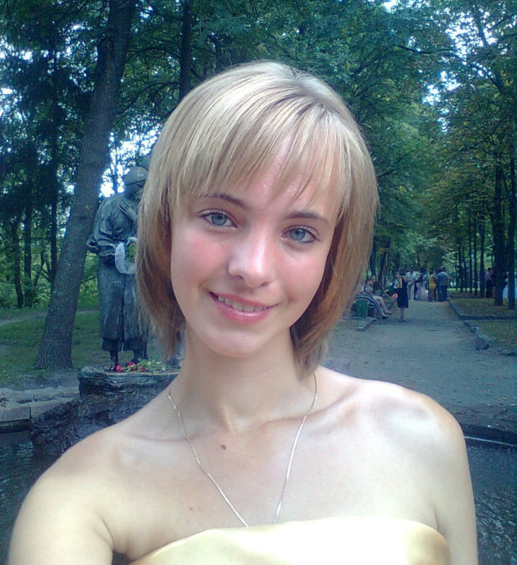 Очаровательная блондинка в красном пеньюаре широко улыбается 1 фотография