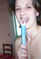 Уборщица вставляет во влагалище ручку от швабры 20 фото Уборщица вставляет во влагалище ручку от швабры 20 фото