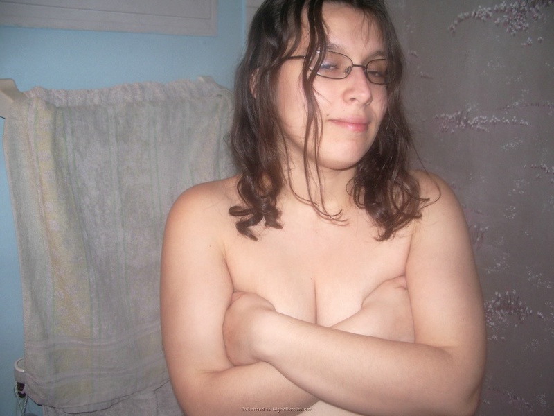 Подруга показывает свои прелести в ванной 30 фотография