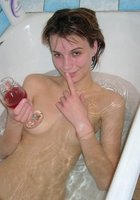 Молодая брюнетка занимается сексом сидя в машине 14 фото