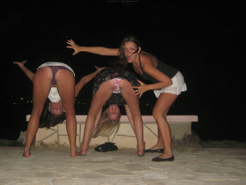 Скрытая камера снимает сиськи женщин загорающих топлес на пляже 4 фотография