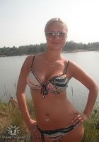 Девушки в купальниках позируют на пляжах 2 фото