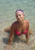 Девушки в купальниках позируют на пляжах 13 фото